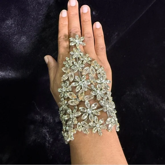 ✨ BCBGMAXAZRIA Crystal Hand Chain Bracelet – Statement Floral Design NWT - Picture 8 of 14